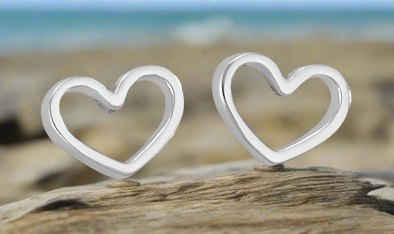 Tiger Mountain Jewelry Heart Silhouette Stud Earrings-E4211
