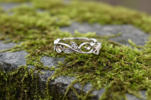 Vintage 14K White Gold And Diamond Leaf Ring- Size 6.5